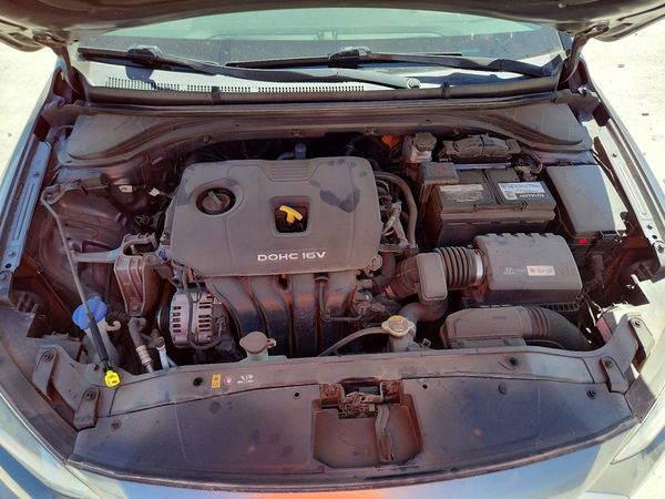 2018 HYUNDAI ELANTRA — Engine bay