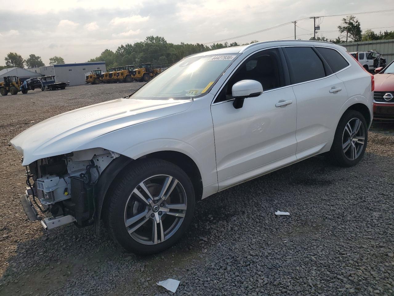 2019 VOLVO XC60 Momentum — Front 3/4