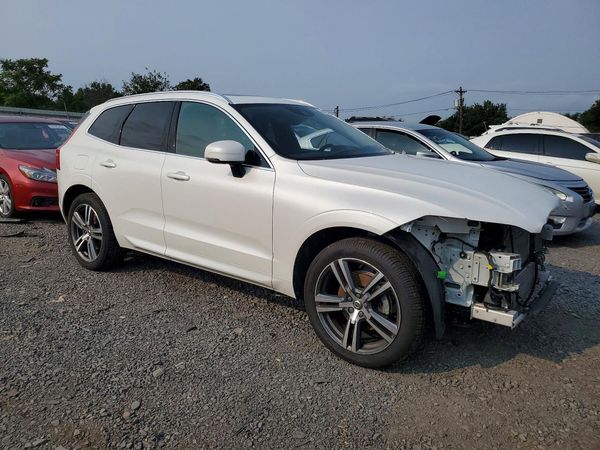 2019 VOLVO XC60 Momentum — Passenger 3/4
