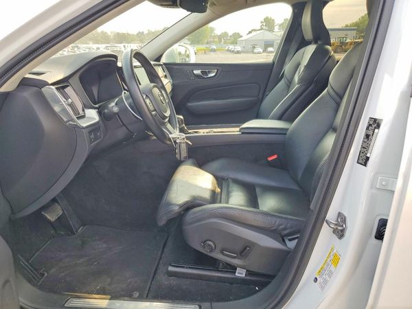 2019 VOLVO XC60 Momentum — DENT