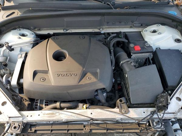 2019 VOLVO XC60 Momentum — Engine bay