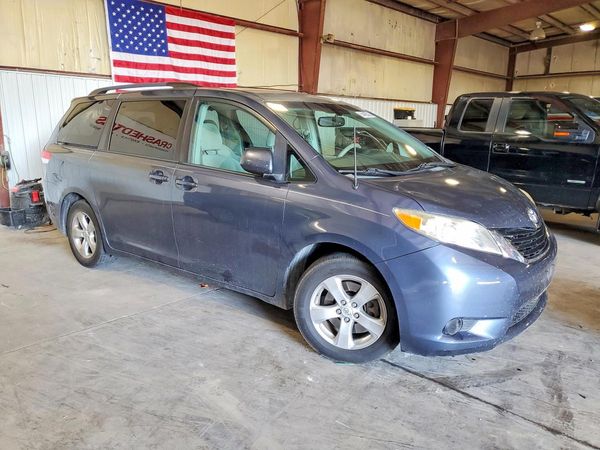 2013 TOYOTA SIENNA