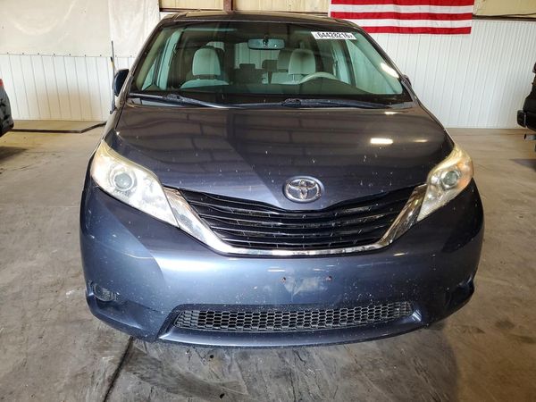 2013 TOYOTA SIENNA