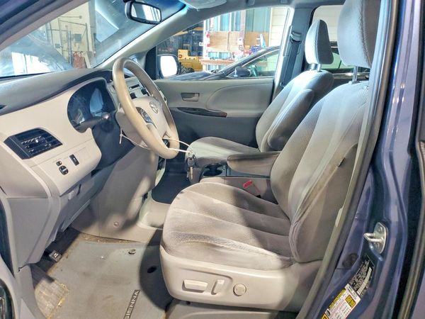 2013 TOYOTA SIENNA