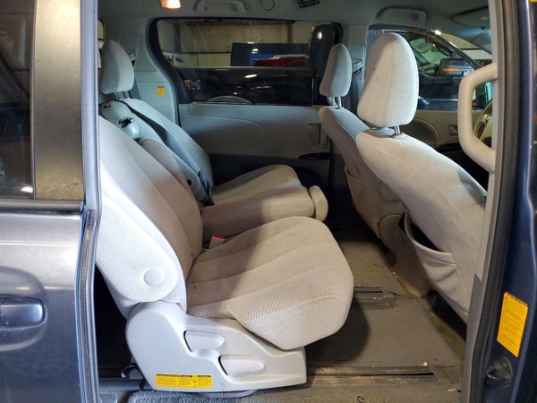 2013 TOYOTA SIENNA