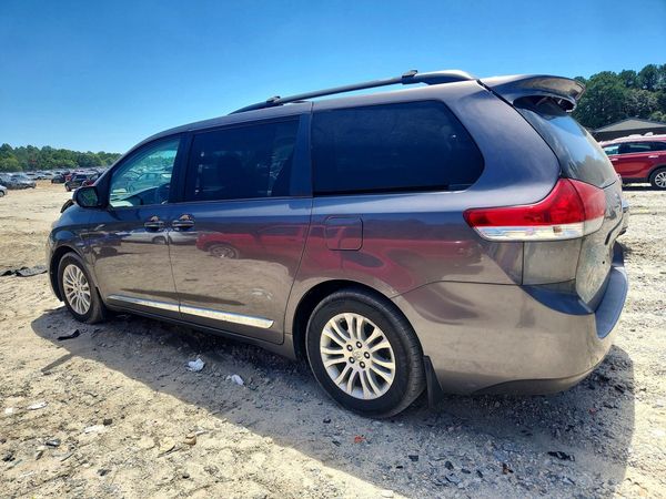 2013 TOYOTA SIENNA