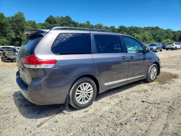 2013 TOYOTA SIENNA