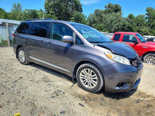 2013 TOYOTA SIENNA