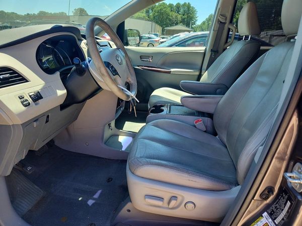 2013 TOYOTA SIENNA