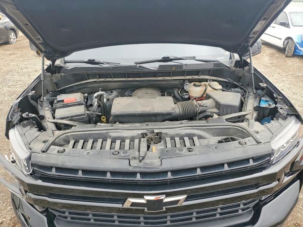 2022 CHEVROLET SILVERADO RST — Engine bay