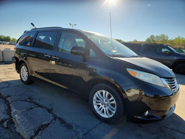 2013 TOYOTA SIENNA