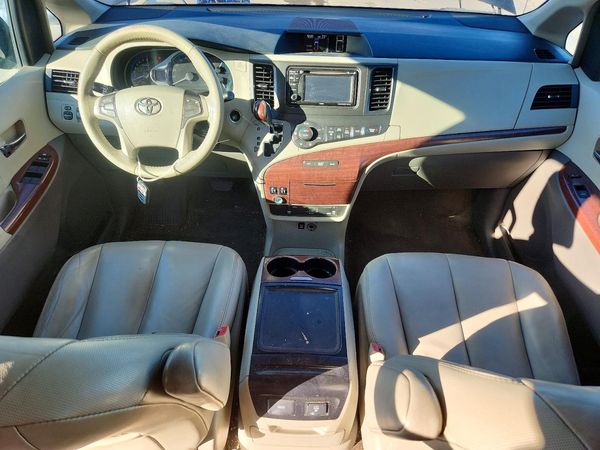 2013 TOYOTA SIENNA