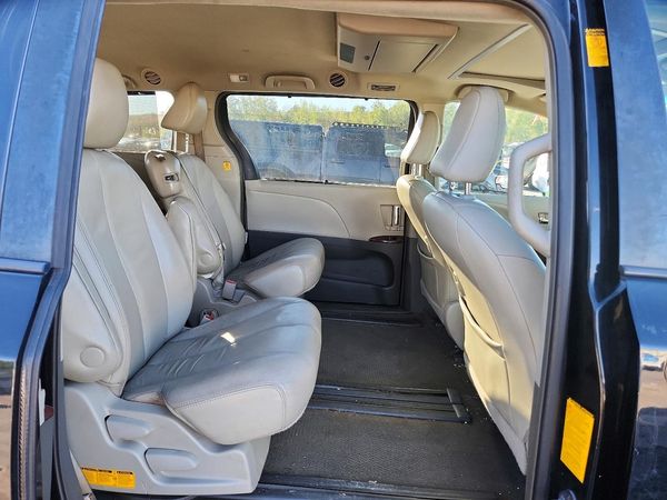 2013 TOYOTA SIENNA