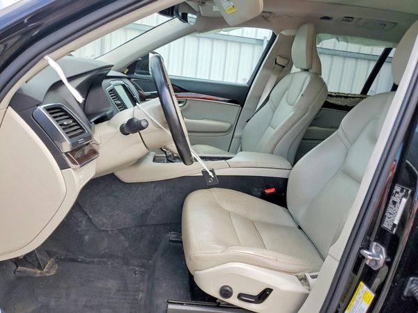 2019 VOLVO XC90 Momentum