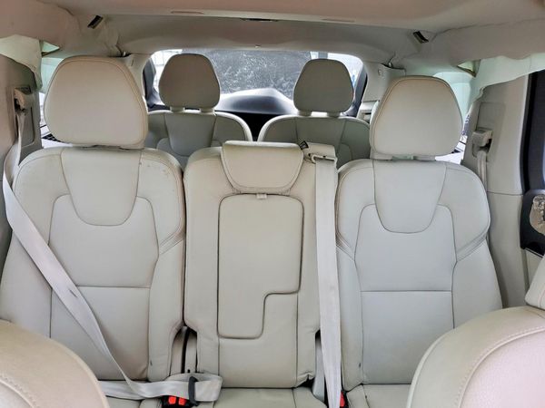 2019 VOLVO XC90 Momentum