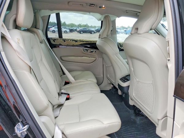 2019 VOLVO XC90 Momentum