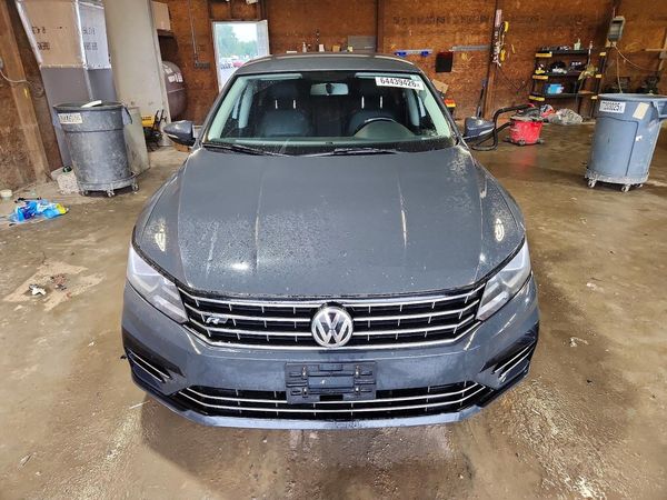 2018 VOLKSWAGEN PASSAT S, R-Line