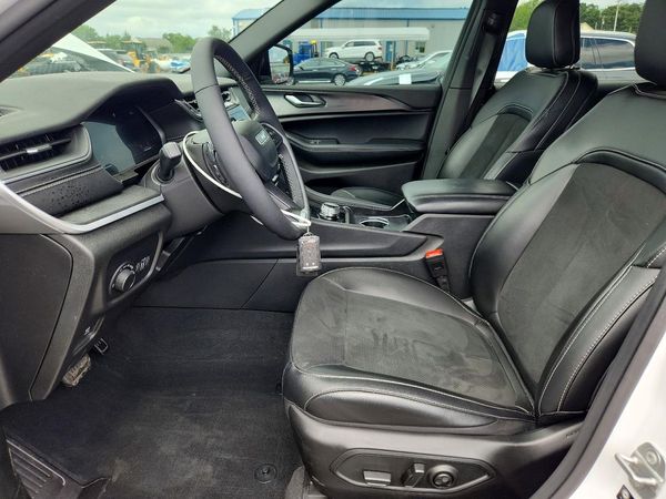 2025 JEEP GRAND CHEROKEE Laredo, Altitude