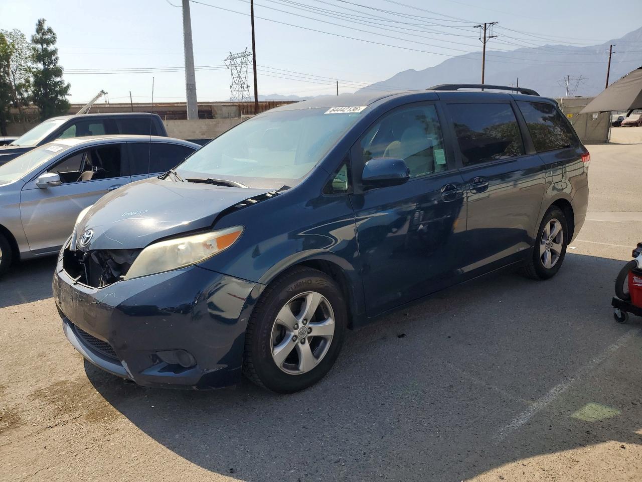2012 TOYOTA SIENNA
