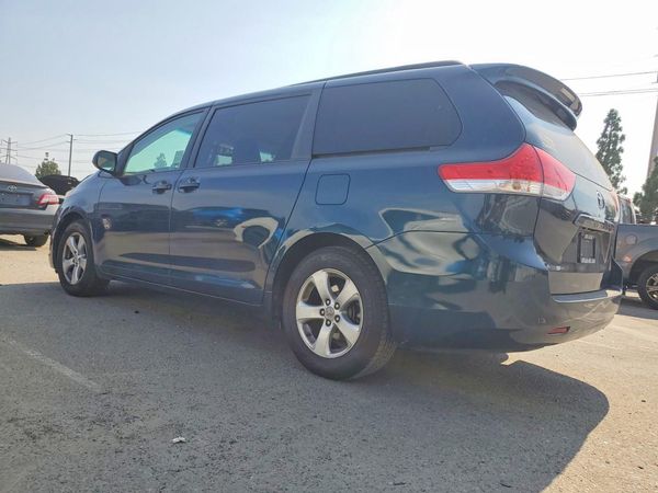 2012 TOYOTA SIENNA