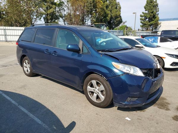 2012 TOYOTA SIENNA