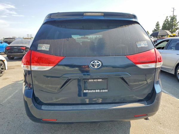 2012 TOYOTA SIENNA