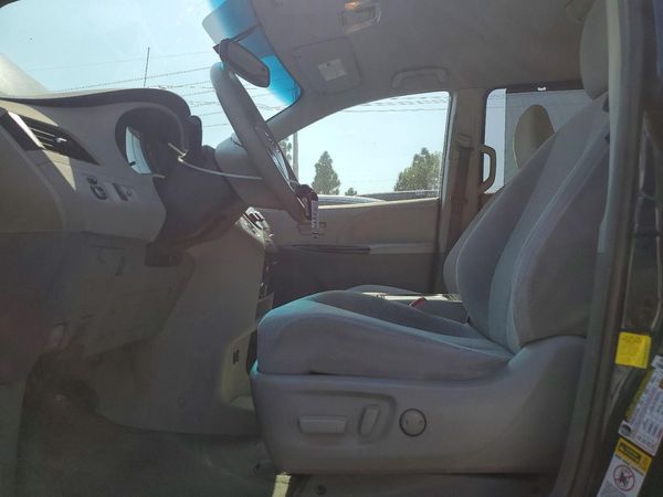 2012 TOYOTA SIENNA