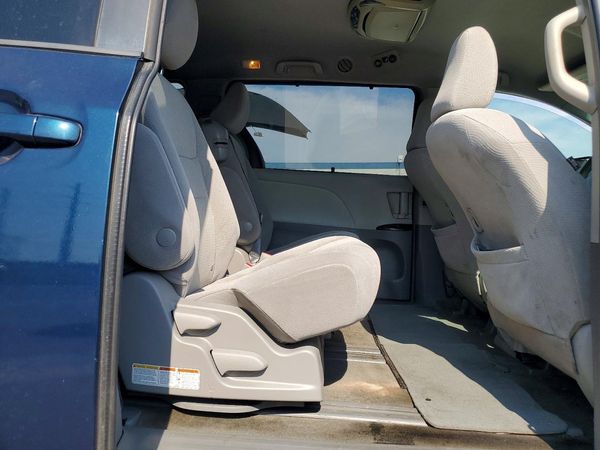2012 TOYOTA SIENNA