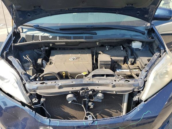 2012 TOYOTA SIENNA