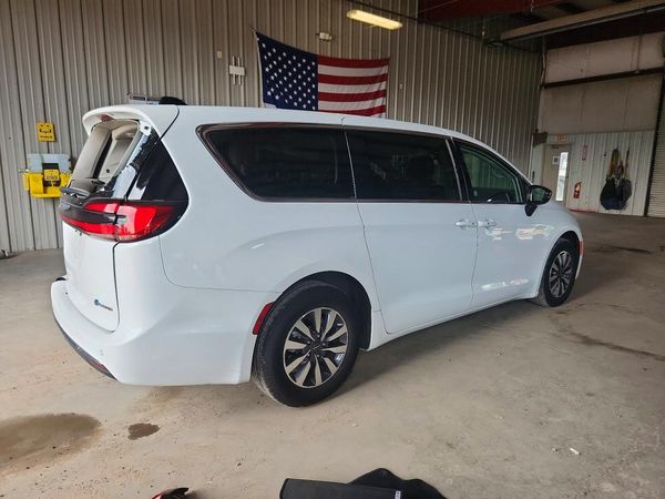 2024 CHRYSLER PACIFICA Select