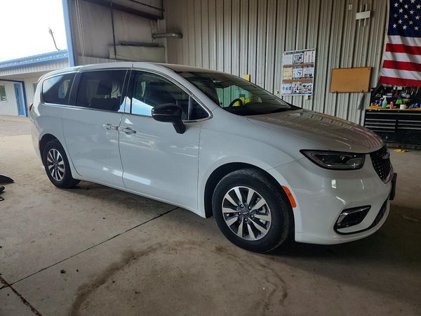 2024 CHRYSLER PACIFICA Select