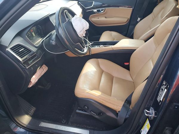 2019 VOLVO XC90 Momentum