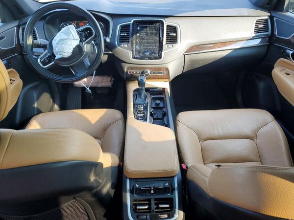 2019 VOLVO XC90 Momentum