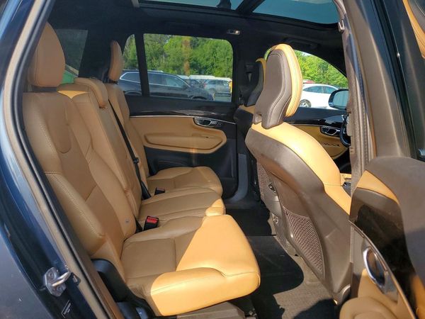 2019 VOLVO XC90 Momentum