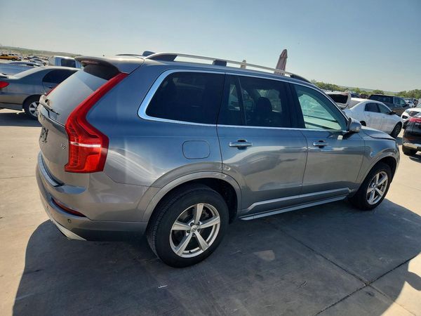 2017 VOLVO XC90 Momentum