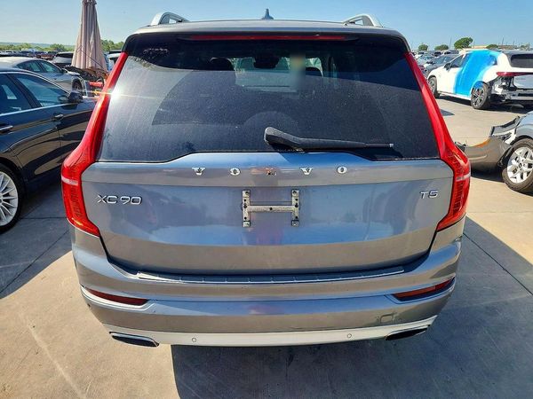 2017 VOLVO XC90 Momentum