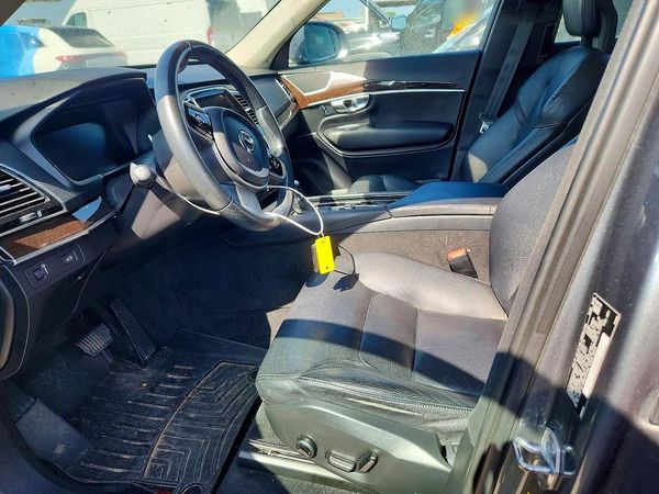 2017 VOLVO XC90 Momentum