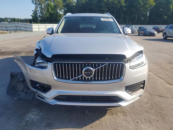 2021 VOLVO XC90 Momentum