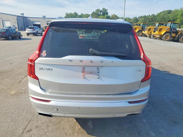 2021 VOLVO XC90 Momentum