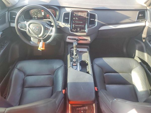 2021 VOLVO XC90 Momentum