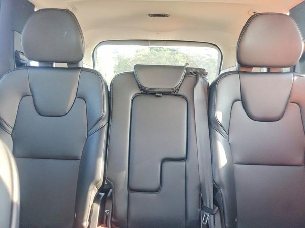 2021 VOLVO XC90 Momentum