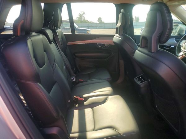 2021 VOLVO XC90 Momentum