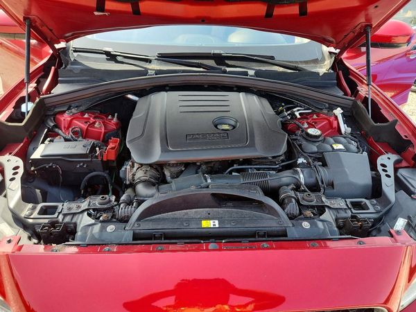 2018 JAGUAR F-PACE Prestige — Engine bay