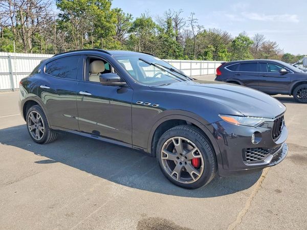 2017 MASERATI LEVANTE Sport