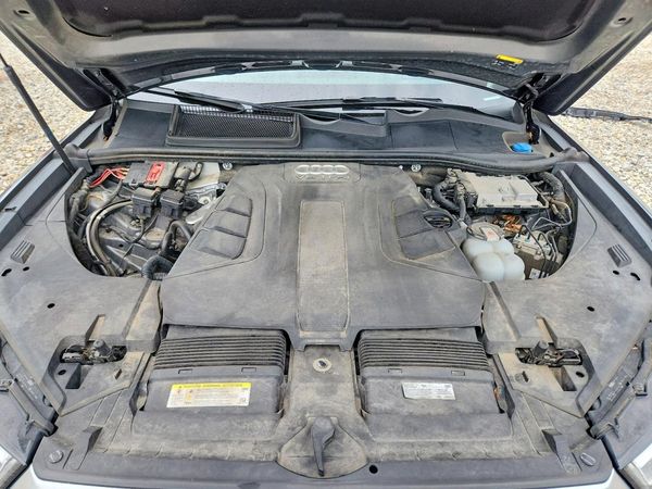 2018 AUDI Q7 quattro Prestige — Engine bay