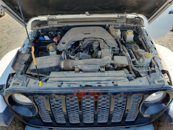 2021 JEEP GLADIATOR Sport — Engine bay