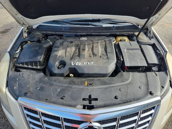2013 CADILLAC XTS Premium — Engine bay