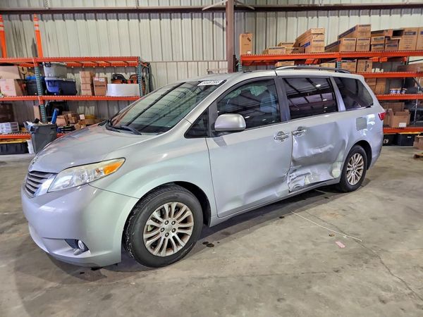 2015 TOYOTA SIENNA