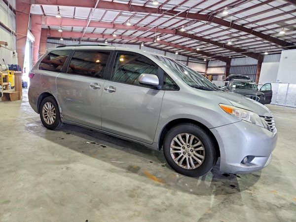 2015 TOYOTA SIENNA