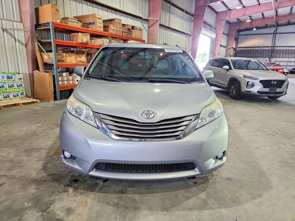 2015 TOYOTA SIENNA